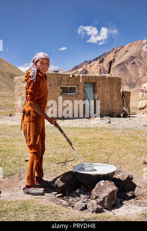 Kirgisische Nomadin macht frischen qurut, ein Yak Milchprodukt, Pshart Tal im Pamir, Gorno-Badakhshan Autonome Region, Tadschikistan. Stockfoto