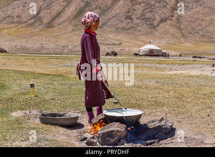 Kirgisische Nomadin macht frischen qurut, ein Yak Milchprodukt, Pshart Tal im Pamir, Gorno-Badakhshan Autonome Region, Tadschikistan. Stockfoto