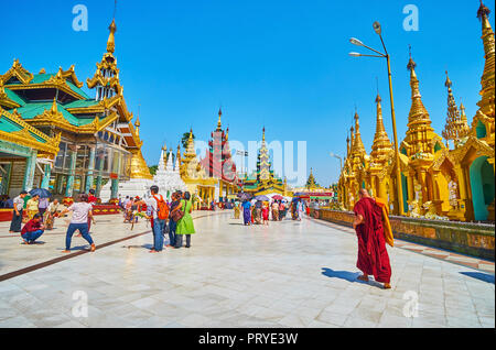 YANGON, MYANMAR - Februar 27, 2018: Shwedagon Pagode ist reich verzierte Buddhistische mit einzigartig erhaltenen architektonischen und religiösen Objekte Komplex, Stockfoto