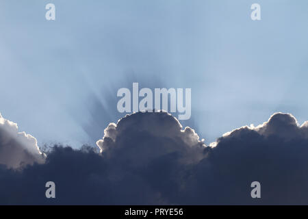 Wütend Sturm Wolken im späten August in Italien mit den Strahlen der Sonne hinter glänzenden Stockfoto