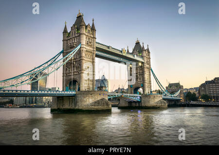 Dies ist ein Bild von der Tower Bridge in London, kurz bevor die Sonne über dem Horizont. Stockfoto
