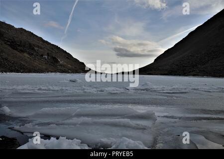 Gefrorene Ziegen Wasser unter Coniston Old Man und Dow Crag im englischen Lake District, Cumbria GROSSBRITANNIEN. Stockfoto