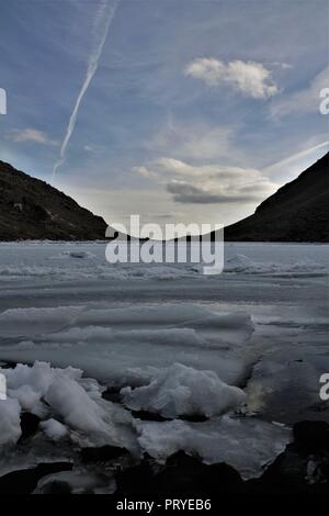 Gefrorene Ziegen Wasser unter Coniston Old Man und Dow Crag im englischen Lake District, Cumbria GROSSBRITANNIEN. Stockfoto