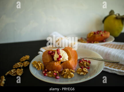 Quitte Dessert, Slice, Walnuss und saure Granatapfel mit Präsentation Stockfoto