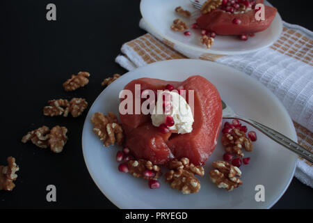 Quitte Dessert, Slice, Walnuss und saure Granatapfel mit Präsentation Stockfoto