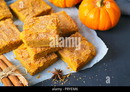 Pumpkin Bars mit Zimt Zucker Kruste, frisch gebackene Spiced Pumpkin Blondies Stockfoto