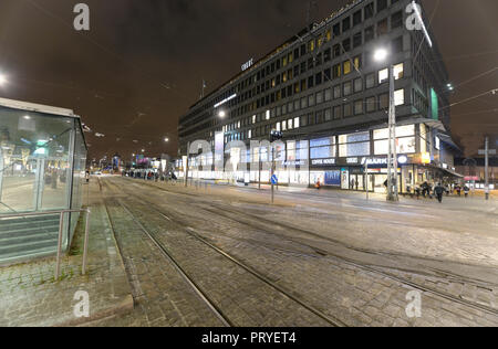 HELSINKI, Finnland - 14. Dezember 2016: Winter abend Ansicht mit Weihnachten Beleuchtung und im Marktgebiet in Helsinki. Stockfoto