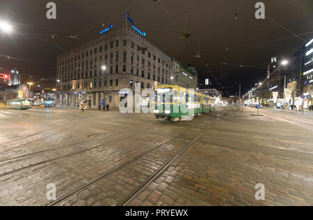 HELSINKI, Finnland - 14. Dezember 2016: Winter abend Ansicht mit Weihnachten Beleuchtung und im Marktgebiet in Helsinki. Stockfoto