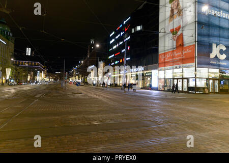 HELSINKI, Finnland - 14. Dezember 2016: Winter abend Ansicht mit Weihnachten Beleuchtung und im Marktgebiet in Helsinki. Stockfoto