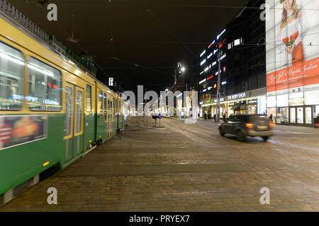 HELSINKI, Finnland - 14. Dezember 2016: Winter abend Ansicht mit Weihnachten Beleuchtung und im Marktgebiet in Helsinki. Stockfoto