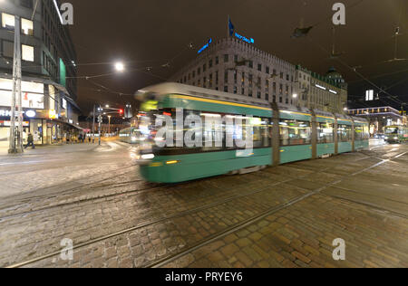 HELSINKI, Finnland - 14. Dezember 2016: Winter abend Ansicht mit Weihnachten Beleuchtung und im Marktgebiet in Helsinki. Stockfoto