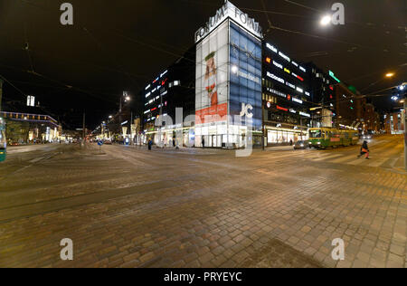 HELSINKI, Finnland - 14. Dezember 2016: Winter abend Ansicht mit Weihnachten Beleuchtung und im Marktgebiet in Helsinki. Stockfoto