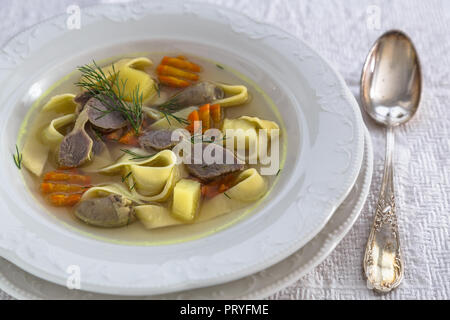 Hühnersuppe mit Nudeln und Gemüse in eine weiße Platte, Ansicht schließen Stockfoto