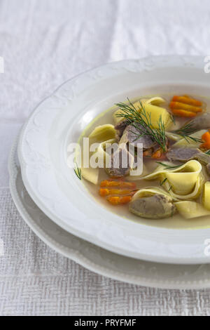 Hühnersuppe mit Nudeln und Gemüse in eine weiße Platte, Ansicht schließen Stockfoto
