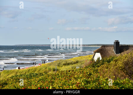 Buhnen in der wellige Meer, strohgedeckten Haus am Strand der Ostsee, Ahrenshoop, Fischland, Fischland-Darß-Zingst Stockfoto