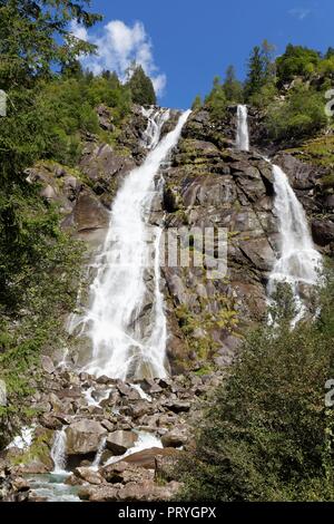 Nardis Wasserfall, 130 Meter hoch, Val Genova, Genova Tal, in der Nähe von Carisolo, Naturpark Adamello-Brenta Park, Vinschgau Stockfoto