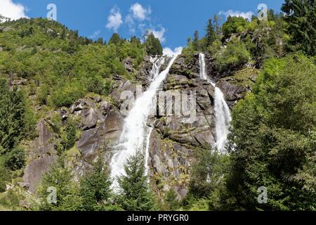 Nardis Wasserfall, 130 Meter hoch, Val Genova, Genova Tal, in der Nähe von Carisolo, Naturpark Adamello-Brenta Park, Vinschgau Stockfoto