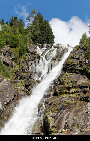 Nardis Wasserfall, 130 Meter hoch, Val Genova, Genova Tal, in der Nähe von Carisolo, Naturpark Adamello-Brenta Park, Vinschgau Stockfoto