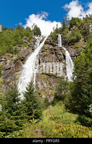 Nardis Wasserfall, 130 Meter hoch, Val Genova, Genova Tal, in der Nähe von Carisolo, Naturpark Adamello-Brenta Park, Vinschgau Stockfoto