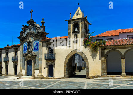 Kapelle der Barmherzigkeit und der Stadt Tor, Capela da misericórdia, Sao Joao da Pesqueira, São João da Pesqueira, Portugal Stockfoto