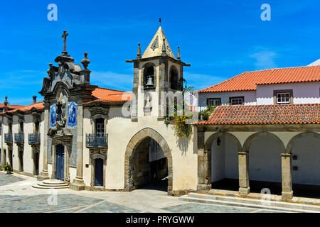 Kapelle der Barmherzigkeit und der Stadt Tor, Capela da misericórdia, Sao Joao da Pesqueira, São João da Pesqueira, Portugal Stockfoto