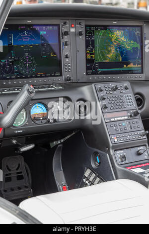 Cockpit der Cirrus SR 22 T VH-EPG high performance Light aircraft. Stockfoto