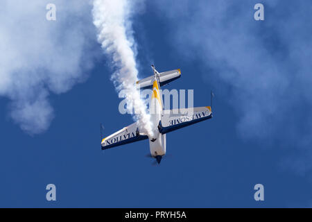 Britische aerobatic Pilot Mark Jefferies fliegen einem Motor Extra 330LX aerobatic Flugzeug VH-IXN. Stockfoto