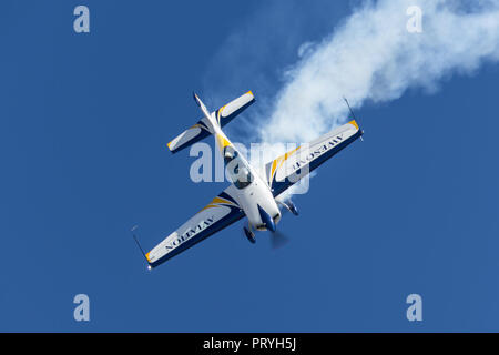 Britische aerobatic Pilot Mark Jefferies fliegen einem Motor Extra 330LX aerobatic Flugzeug VH-IXN. Stockfoto