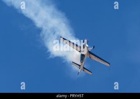 Britische aerobatic Pilot Mark Jefferies fliegen einem Motor Extra 330LX aerobatic Flugzeug VH-IXN. Stockfoto