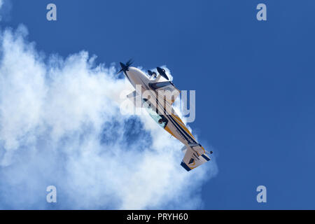 Britische aerobatic Pilot Mark Jefferies fliegen einem Motor Extra 330LX aerobatic Flugzeug VH-IXN. Stockfoto