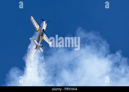 Britische aerobatic Pilot Mark Jefferies fliegen einem Motor Extra 330LX aerobatic Flugzeug VH-IXN. Stockfoto