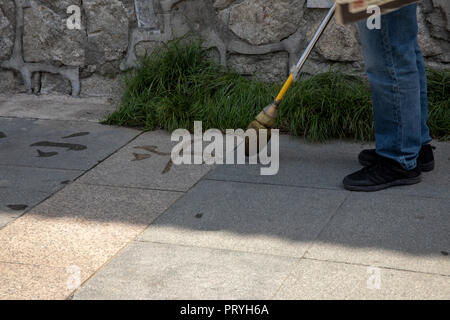 Menschen mit Wasser und Bürste Chniese Kalligraphie zu üben im öffentlichen Park in Xi'an, Shaanxi, China. Stockfoto