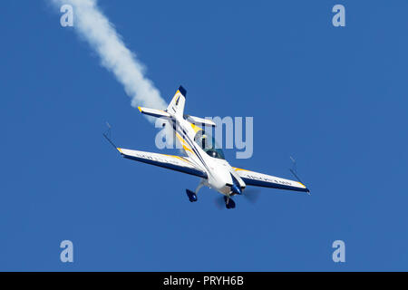 Britische aerobatic Pilot Mark Jefferies fliegen einem Motor Extra 330LX aerobatic Flugzeug VH-IXN. Stockfoto