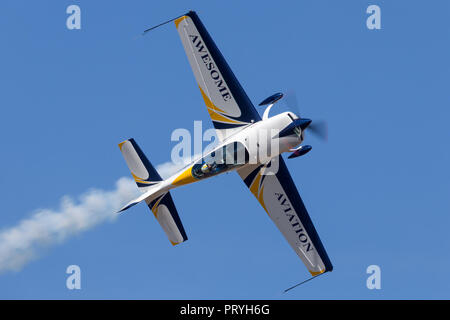 Britische aerobatic Pilot Mark Jefferies fliegen einem Motor Extra 330LX aerobatic Flugzeug VH-IXN. Stockfoto