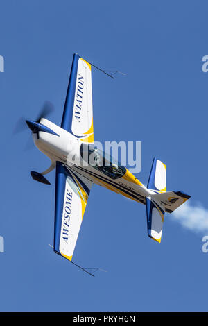 Britische aerobatic Pilot Mark Jefferies fliegen einem Motor Extra 330LX aerobatic Flugzeug VH-IXN. Stockfoto