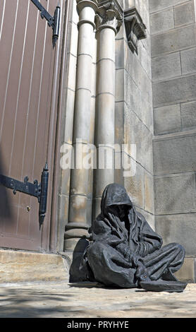 Jesus der Bettler Skulptur auf Matthäus 25:40, erstellt von Timothy Schmalz, sitzt außerhalb des alten Steinkirche in Cleveland, Ohio, USA. Stockfoto