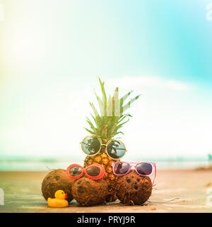 Ananas und Kokosnüssen mit Sonnenbrille Urlaub auf Karibik Strand Stockfoto