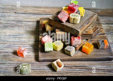 Turkish Delight auf weißem Hintergrund im Landhausstil. Türkische deligh eingestellt. Verschiedene traditionelle türkische Freude am orientalischen Hintergrund. Stockfoto