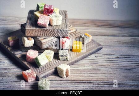 Turkish Delight auf weißem Hintergrund im Landhausstil. Türkische deligh eingestellt. Verschiedene traditionelle türkische Freude am orientalischen Hintergrund. Stockfoto