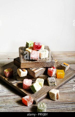 Turkish Delight auf weißem Hintergrund im Landhausstil. Türkische deligh eingestellt. Verschiedene traditionelle türkische Freude am orientalischen Hintergrund. Stockfoto