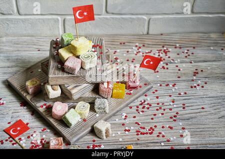 Verschiedene nationale orientalische Süßigkeiten, mit papierfahnen Türkei, Türkische Lust auf Holz weiß gebürstet stehen und auf einem weißen Hintergrund gebürstet, horiz. Stockfoto