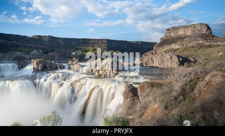 Snake River verwandelt sich in Shoshone Wasserfall, auch als 'Niagara des Westens" bezeichnet. Lange Belichtung mit seidigen Wasser und Berge im Hintergrund. Rocky Stockfoto