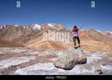 Touristische auf der 4,655 Meter Ak-Baital Pass auf dem entfernten Pamir Highway, Gorno-Badakhshan Autonome Region, Tadschikistan. Stockfoto