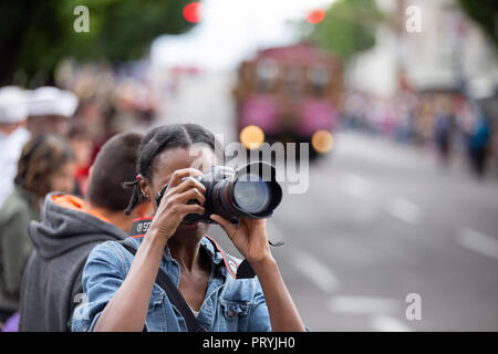 Portland, OR/USA - 11. Juni 2016: Grand floral Parade, Afrikanische amerikanische Fotografin Fotos mit Canon DSLR-Kamera. Stockfoto