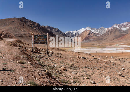 Bilder von Tal gesehen, während der Besteigung des 4,655 meter Ak-Baital Pass auf dem entfernten Pamir Highway, Gorno-Badakhshan Autonome Region, Tadschikistan. Stockfoto