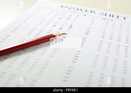 Bild von Exam OME-Blatt und Bleistift. Auf weissem Hintergrund. Stockfoto