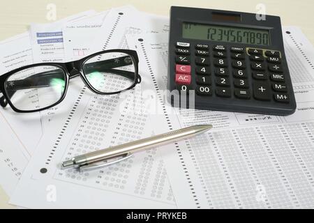 Bild von vielen OME-Blatt, Gläser, Stift und Taschenrechner. Auf weissem Hintergrund. Stockfoto