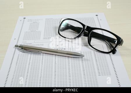 Bild der OME-Blatt, Gläser und Stift. Auf weissem Hintergrund. Stockfoto