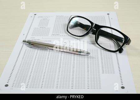 Bild der OME-Blatt, schwarze Brille und Stift. Auf weissem Hintergrund. Stockfoto