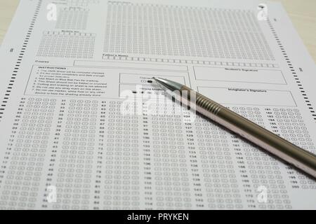 Bild von Exam OME-Blatt und Stift. Auf weissem Hintergrund. Stockfoto